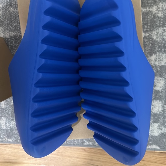 Brand new authentic yeezy blue slides size 10,13 - Picture 4 of 6